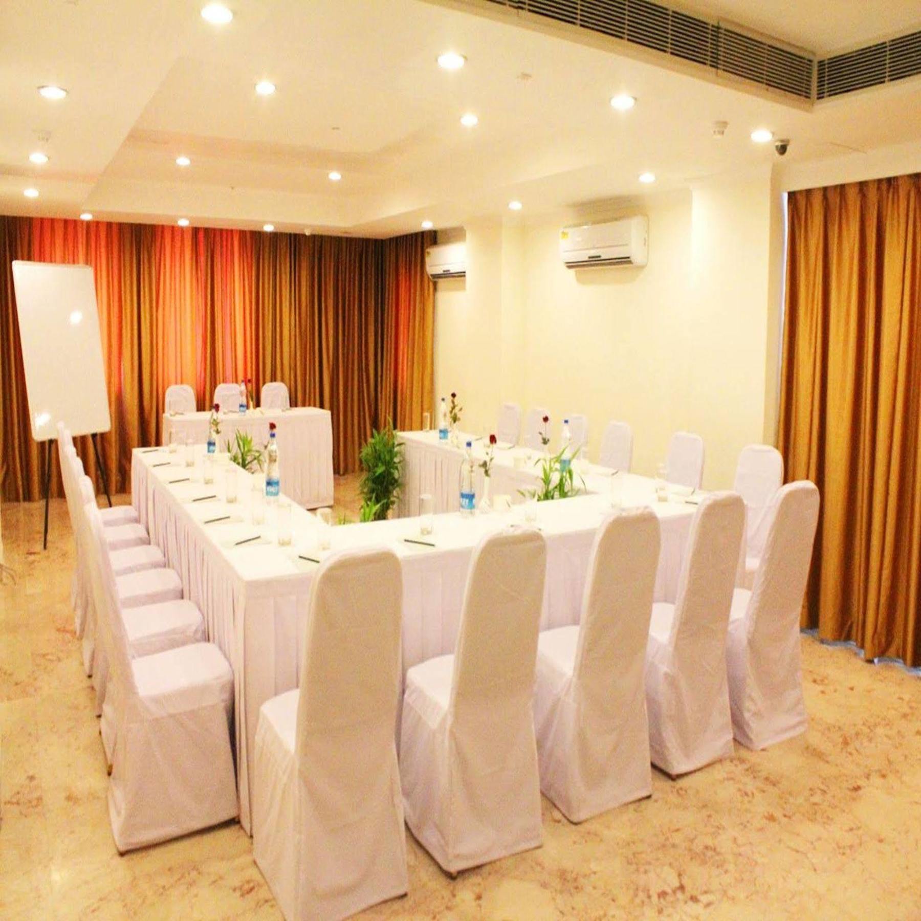 Royal Sarovar Portico Siliguri Eksteriør bilde