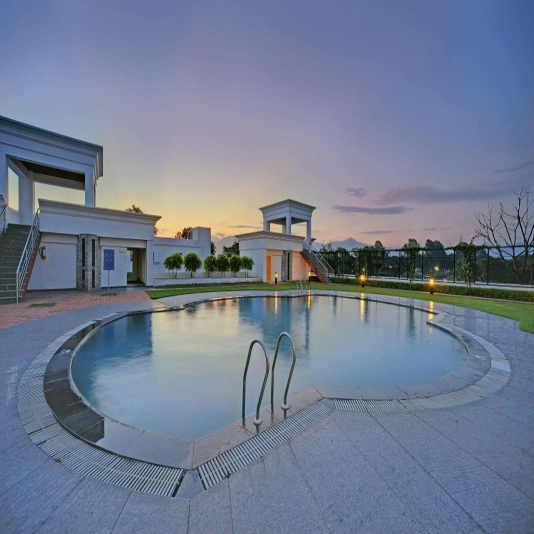 Royal Sarovar Portico Siliguri Eksteriør bilde